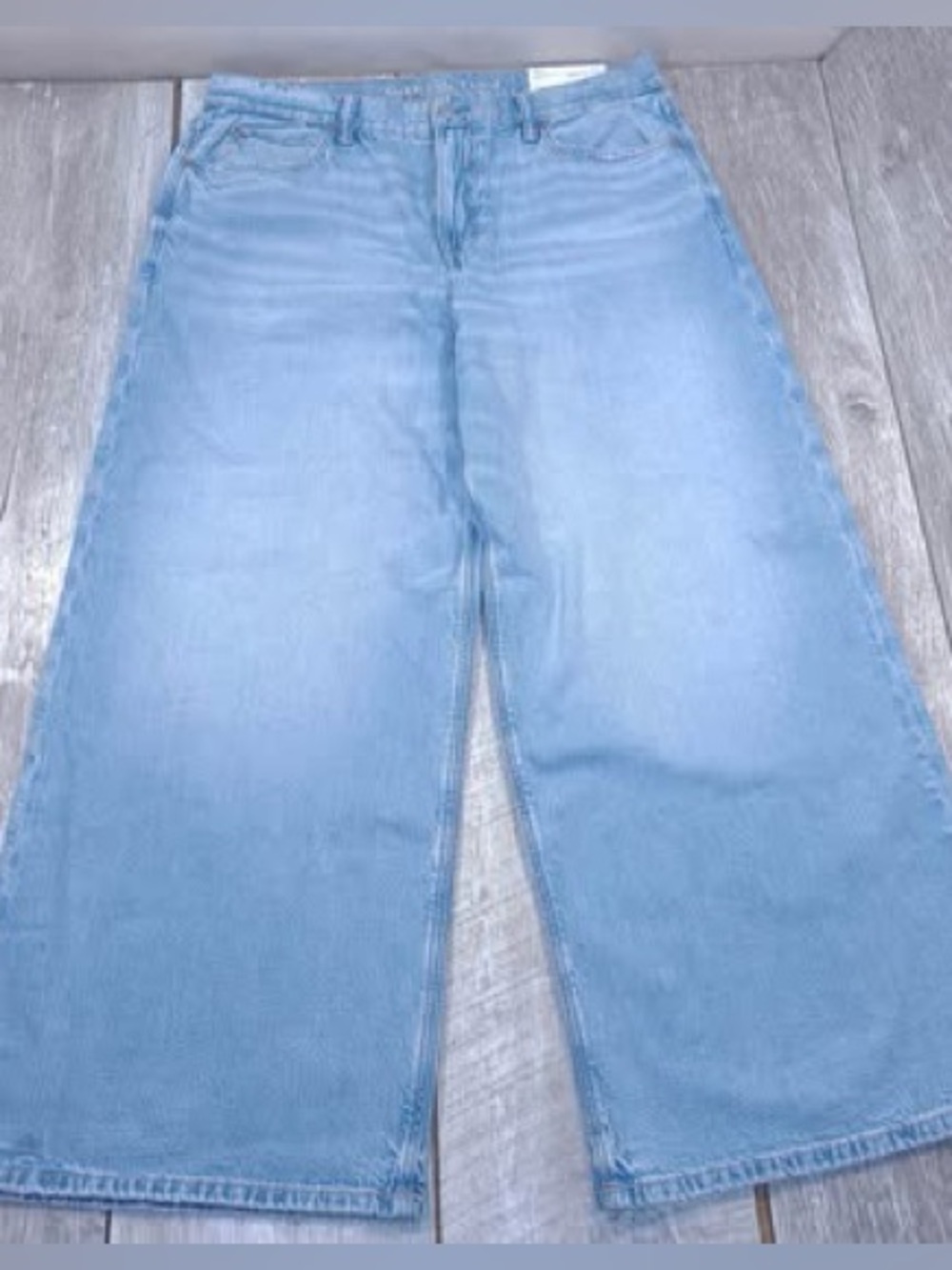 American eagle women’s NWT jeans
strigid- low rise, ultra wide leg size 10 short